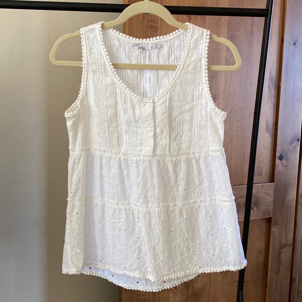 Sleeveless blouse.